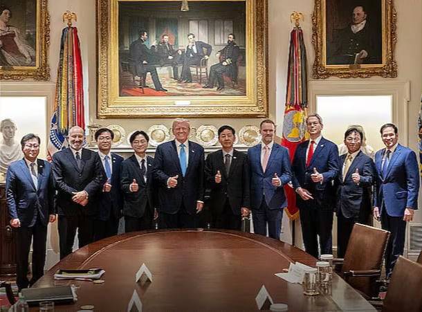 도널드 트럼프 미국 대통령과 우리 정부의 무역 협상단이 지난달 30일 백악관에서 기념 촬영을 하고 있다. /백악관