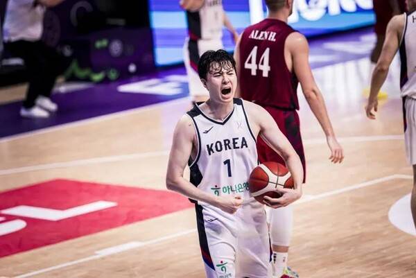 한국 남자 농구대표팀의 이현중이 8일 사우디아라비아 제다에서 열린 2025 국제농구연맹(FIBA) 아시아컵 A조 2차전 카타르와 경기에서 포효하고 있다. FIBA 제공