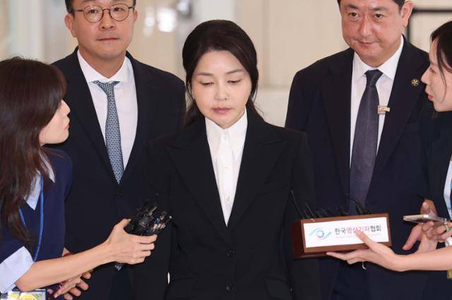 도이치모터스 주가조작 연루 의혹 등을 받는 김건희 여사가 6일 오전 서울 종로구 김건희 특검팀 사무실에 피의자 신분으로 소환되고 있다. 뉴시스