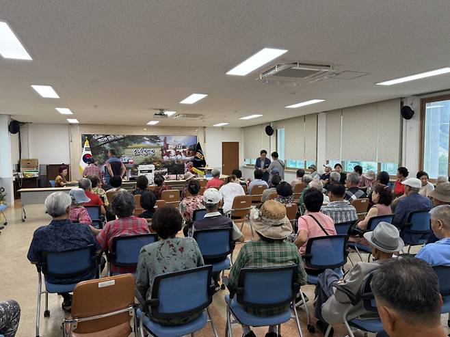 소천면 주민들이 민생회복 소비쿠폰을 지급 받기 위해 기다리고 있다. 봉화군 제공