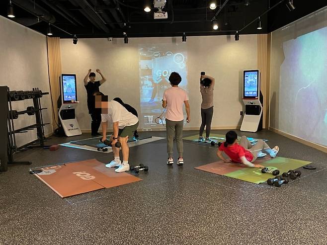 마이베네핏 버추얼메이트를 활용해 맞춤형 운동을 즐기는 모습/사진=마이베네핏