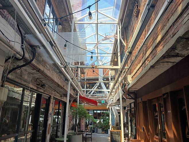 서울 용산구 신흥시장의 클라우드. 48개의 흰 기둥들로 만들어진 가설 건축물이다. 김희량 기자