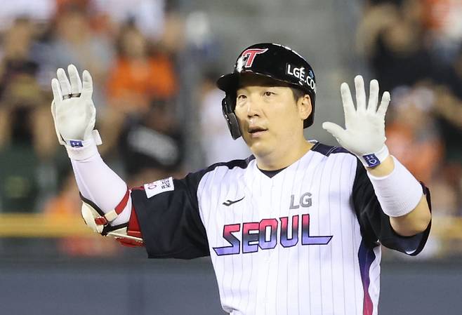 8일 서울 잠실야구장에서 열린 프로야구 한화 이글스와 LG 트윈스의 경기. 10회말 1사 LG 김현수가 2루타를 친 뒤 기뻐하고 있다. 김현수는 이날 경기에서 KBO 리그 역대 4번째로 개인 통산 2500안타 기록을 달성했고, 끝내기 승리의 발판이 됐다. 연합뉴스