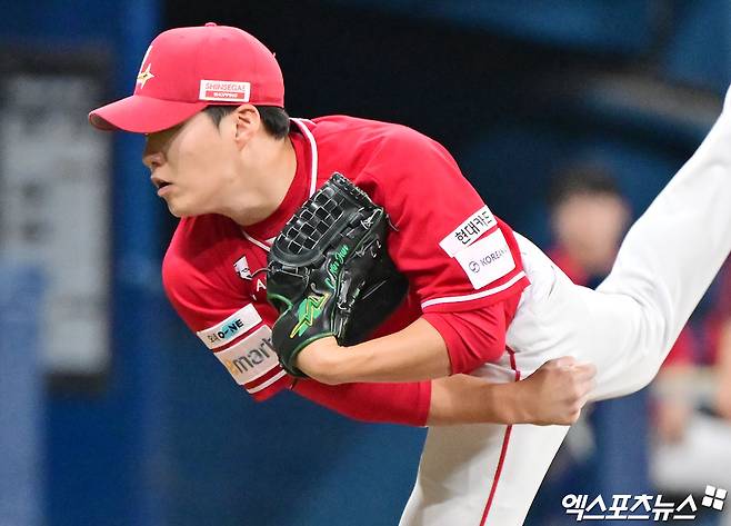 19일 오후 서울 구로구 고척스카이돔에서 열린 '2025 신한 SOL Bank KBO리그' SSG 랜더스와 키움 히어로즈의 경기, 3회말 SSG 최민준이 공을 힘차게 던지고 있다. 엑스포츠뉴스 DB