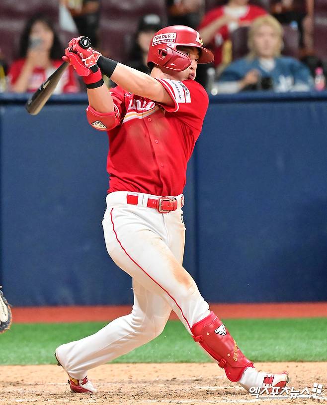 19일 오후 서울 구로구 고척스카이돔에서 열린 '2025 신한 SOL Bank KBO리그' SSG 랜더스와 키움 히어로즈의 경기, 9회초 2사 SSG 최지훈이 솔로 홈런을 날리고 있다. 엑스포츠뉴스 DB