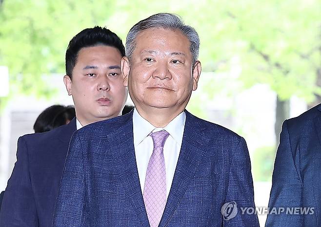 영장심사 위해 법원 출석하는 이상민 전 장관 (서울=연합뉴스) 김성민 기자 = 이상민 전 행정안전부 장관이 구속 전 피의자 심문(영장실질심사)을 위해 31일 서울 서초구 서울중앙지방법원으로 들어서고 있다. 2025.7.31 ksm7976@yna.co.kr