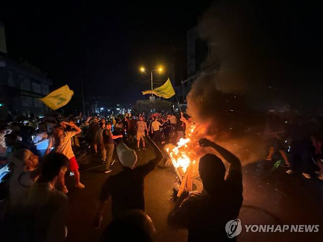 '헤즈볼라 무장해제' 방침에 반발 (베이루트 AFP=연합뉴스) 8일(현지시간) 새벽 레바논 수도 베이루트에서 헤즈볼라를 무장해제시키겠다는 정부 방침에 반발하는 시위가 열렸다. 2025.8.8 photo@yna.co.kr