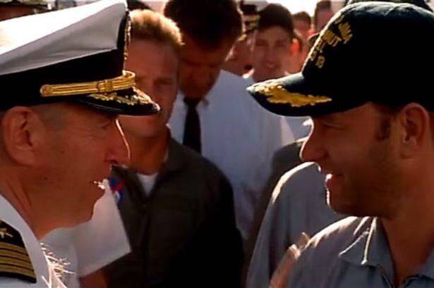 1995년에 개봉된 영화 '아폴로 13호'에서 무사 귀환한 짐 러벨 선장 역할의 톰 행크스(오른쪽)를 이오지마 항모 제독으로 카메오 출연한 짐 러셀이 맞고 있다.