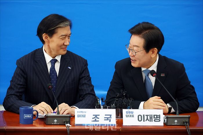 이재명 대통령이 더불어민주당 대표였던 지난해 8월 21일 조국 당시 조국혁신당 대표와 국회에서 가진 접견에서 대화를 하고 있다. ⓒ데일리안 홍금표 기자