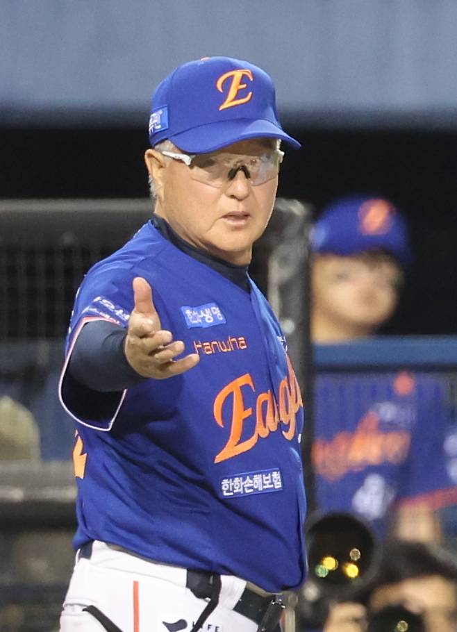 <yonhap photo-4067=""> 심판에게 항의하는 김경문 감독(서울=연합뉴스) 임화영 기자 = 8일 서울 잠실야구장에서 열린 프로야구 한화 이글스와 LG 트윈스의 경기. 7회말 2사 1, 3루 한화 김경문 감독이 심판에게 항의하고 있다. 2025.8.8 hwayoung7@yna.co.kr/2025-08-08 20:58:36/ <저작권자 ⓒ 1980-2025 ㈜연합뉴스. 무단 전재 재배포 금지, AI 학습 및 활용 금지></yonhap>