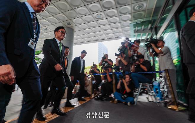 우원식 국회의장이 지난 7일 12·3 불법 계엄 관련 내란·외환 의혹을 수사하는 조은석 내란특별검사팀이 있는 서울 서초동 고검에 참고인 신분으로 출석하고 있다. 이준헌 기자