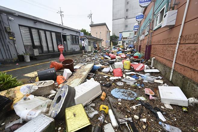 4일 오전 전남 함평군 함평읍 함평천지전통시장 인근 길목이 폭우에 떠내려 온 폐기물로 막혀 있다. 함평에는 전날 많은 비가 내리면서 주택 50가구와 상가 46곳이 침수된 것으로 잠정 집계됐다. /사진=뉴시스