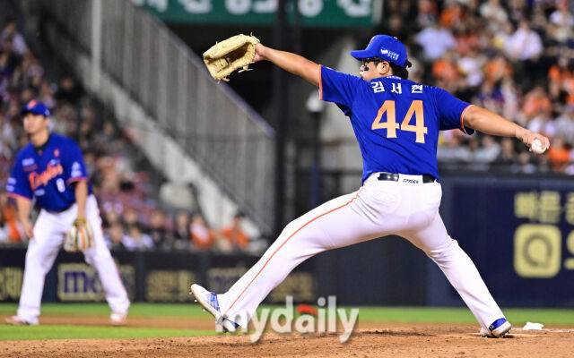 2025년 8월 8일 오후 서울 잠실구장에서 열린 '2025 신한 SOL뱅크 KBO 리그' 한화 이글스와 LG 트윈스의 경기. 한화 김서현이 10회말 역투하고 있다./잠실 = 유진형 기자