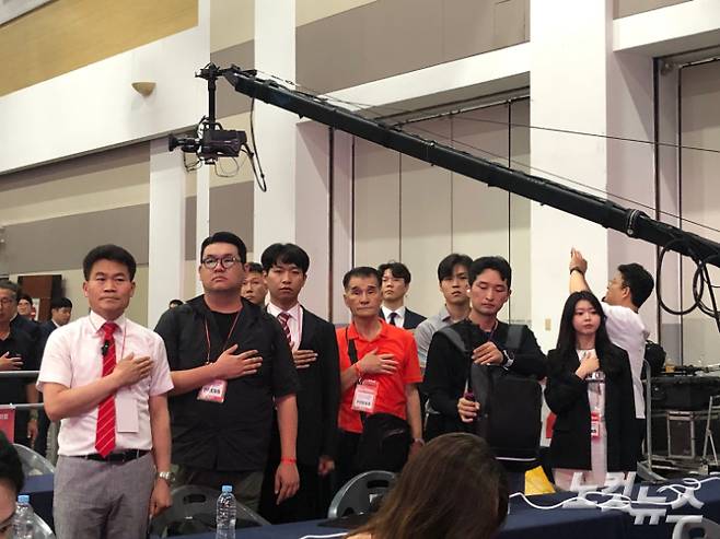 8일 오후 국민의힘 전당대회 대구경북 합동연설회 현장을 찾은 전한길씨(맨 좌측). 대구=이은지 기자