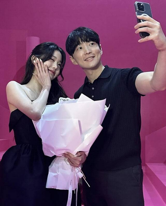 메디튜브 에이지알 신제품 모델인 그룹 아이브 멤버 장원영 씨와 김병훈 에이피알 대표. 김병훈 대표 SNS