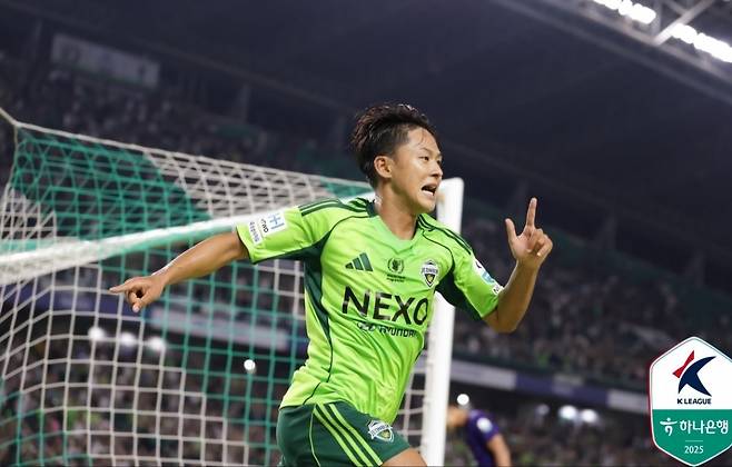 전북 이승우가 8일 전주월드컵경기장에서 열린 안양과 K리그1 홈경기에서 후반 막판 결승골을 성공시킨 뒤 환호하고 있다. 사진제공|한국프로축구연맹