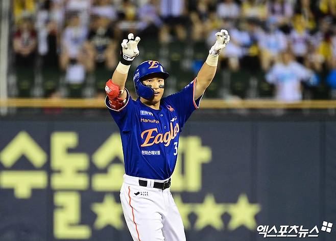 8일 오후 서울 송파구 잠실야구장에서 열린 '2025 신한 SOL Bank KBO리그' 한화 이글스와 LG 트윈스의 경기, 5회초 무사 2루 한화 손아섭이 1타점 적시타를 때려낸 뒤 상대 수비를 틈타 2루까지 진루, 세리머니를 하고 있다. 엑스포츠뉴스 잠실, 박지영 기자