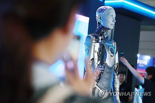 내가 바로 휴머노이드 로봇 (서울=연합뉴스) 진연수 기자 = 18일 서울 강남구 코엑스에서 열린 2025 메타버스 엑스포에서 휴머노이드 로봇 아메타가 시연하고 있다. 2025.6.18 jin90@yna.co.kr