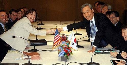 2007년 3월 8일 서울 하얏트호텔에서 시작된 한미 FTA 8차 협상 전체회의에서 김종훈 한국 측 수석대표와 웬디 커틀러 미국 측 수석대표가 악수하고 있다. 한미 FTA 협상 중에 백악관의 W 아시아 담당 선임보좌관이 L주미대사에게 폭언을 하는 일이 발생했다./연합뉴스