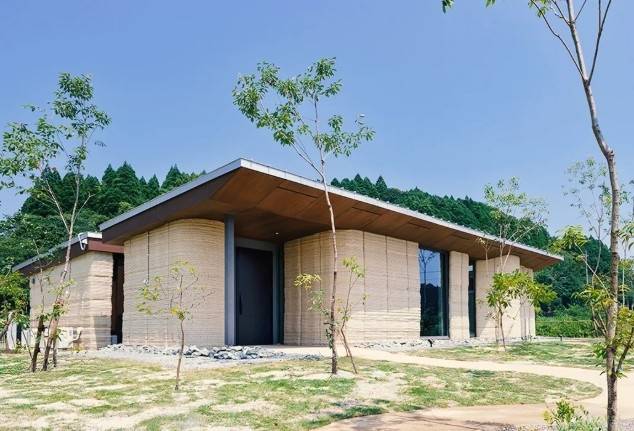건설용 3D 프린터에서 흙을 내뿜어 지은 주택. 리브 워크 제공