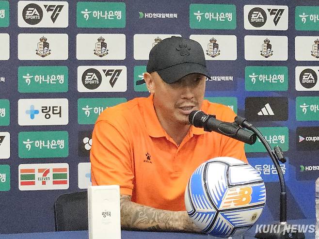 차두리 화성FC 감독이 10일 오후 7시 목동운동장에서 열린 하나은행 K리그2 2025 24라운드 서울 이랜드 FC와 경기가 끝난 뒤 기자회견에 참석하고 있다. 송한석 기자