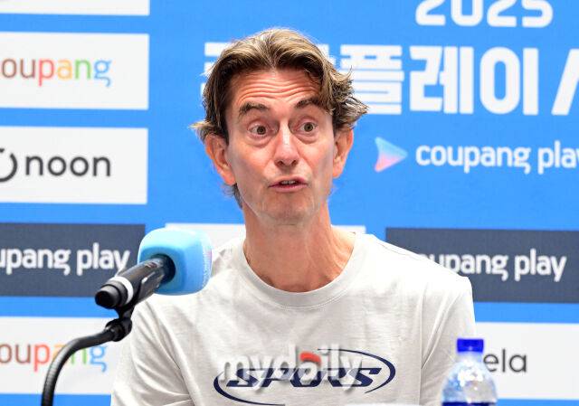 2025년 8월 2일 오전 서울 여의도 IFC에서 '2025 쿠팡플레이 시리즈, 토트넘 홋스퍼 FC 기자회견'이 열렸다. 토트넘 토마스 프랭크 감독이 인사하고 있다./마이데일리