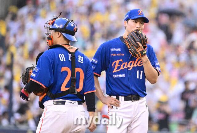 2025년 8월 9일 오후 서울 잠실구장에서 열린 '2025 신한 SOL뱅크 KBO 리그' 한화 이글스와 LG 트윈스의 경기. 한화 선발투수 엄상백이 2회말 무사 2루서 강판되고 있다./잠실 = 유진형 기자