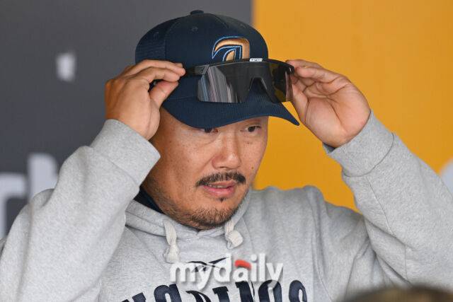 15일 인천 SSG랜더스필드에서 열린 '2025 신한 SOL BANK KBO리그' NC 다이노스와 SSG랜더스 경기. NC 이호준 감독이 경기 전 취재진과 인터뷰를 하고 있다./마이데일리