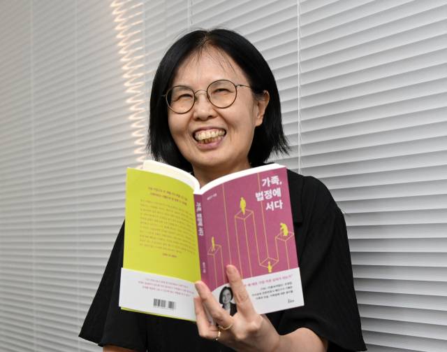 배인구 변호사가 서울경제신문과의 인터뷰를 마친 후 ‘가족, 법정에 서다’ 책을 들고 포즈를 취하고 있다. 성형주 기자