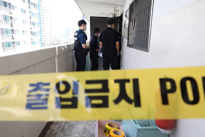 8월10일 대구 동구 한 아파트 11층에서 방화가 의심되는 화재로 10대 남매 2명이 숨지고 40대 모친도 사망한 가운데 경찰이 현장 감식을 실시하고 있다. ⓒ