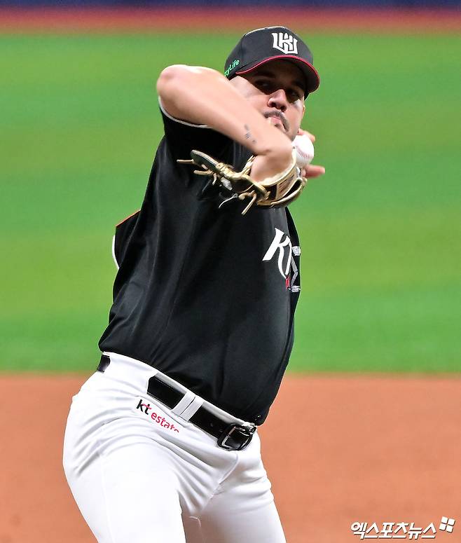 KT 위즈 선발투수 엔마누엘 데 헤이수스가 올해 정규시즌 경기에 등판해 투구하고 있다. 엑스포츠뉴스 DB