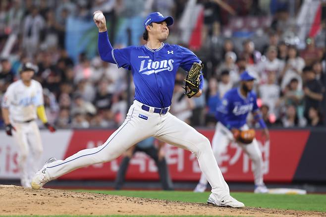 삼성 라이온즈 투수 최충연이 지난 9일 수원 KT 위즈전에 구원 등판해 역투하고 있다. 삼성 라이온즈