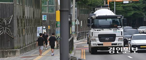 11일 오전 인천시 서구 불로동 인천목향초등학교 인근 보행로를 어린 학생들이 지나고 있다. 오는 11월 입주를 앞둔 A 아파트 주민들은 자녀들이 500여m 거리에 있는 신검단초가 아닌 공사현장이 많은 약1km 거리의 목향초로 배정받아 불만을 토로하고 있는 실정이다. 2025.8.11 /조재현기자 jhc@kyeongin.com