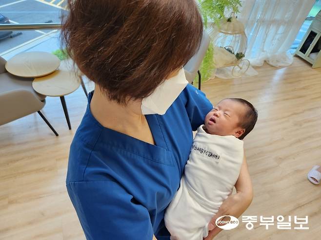 ▲ 11일 오전 포천공공산후조리원 간호사가 아이를 돌보고 있다. 이보현 기자