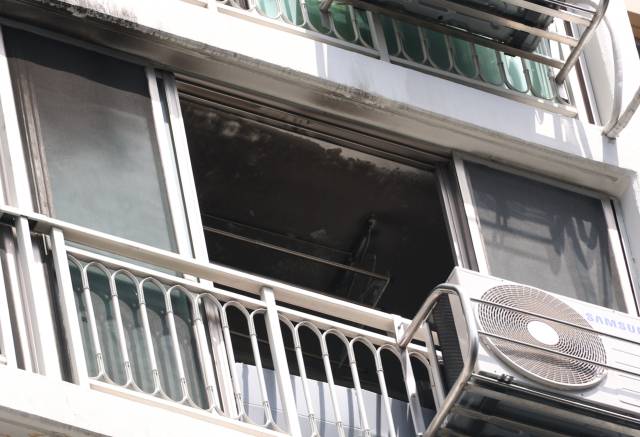 10일 대구 동구 한 아파트 베란다 유리창이 방화로 의심되는 화재로 인해 파손돼 있다. 연합뉴스