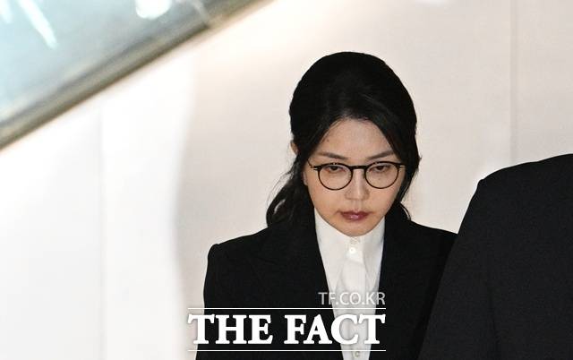 명태균 씨가 6일 경남 창원시 모처에서 <더팩트>와 만나 '윤핵관'이 작성한 것으로 추정되는 '공천 살생부'를 김건희 씨로부터 받았다고 주장했다. 사진은 자본시장법 위반 등 혐의를 받는 김건희 씨가 6일 오후 서울 종로구 KT광화문빌딩 웨스트에 마련된 민중기 특검 사무실에서 조사를 마치고 특검 사무실을 나서는 모습. /박헌우 기자