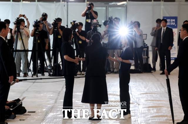 자본시장법 위반 등 혐의를 받는 김건희 씨가 6일 오전 서울 종로구 KT광화문빌딩 웨스트에 마련된 민중기 특검 사무실에 출석해 입장을 밝히고 있다. /사진공동취재단
