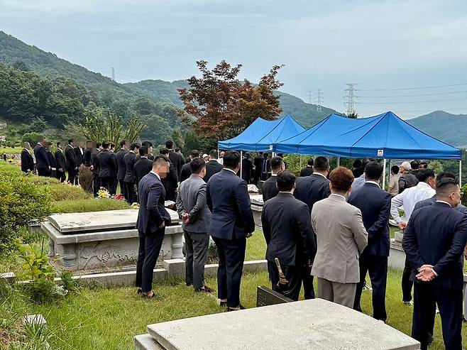 9일 오전 경기도 용인 한 공동묘지에서 열린 신상사파 두목 고(故) 신상현씨 1주기 추모 행사에 전국 각지 조직원 250여 명이 모여 조문하고 있다. 행사장 주변엔 사복 차림의 형사 20여 명이 잠복해 조문객 동향을 살폈다./구아모 기자