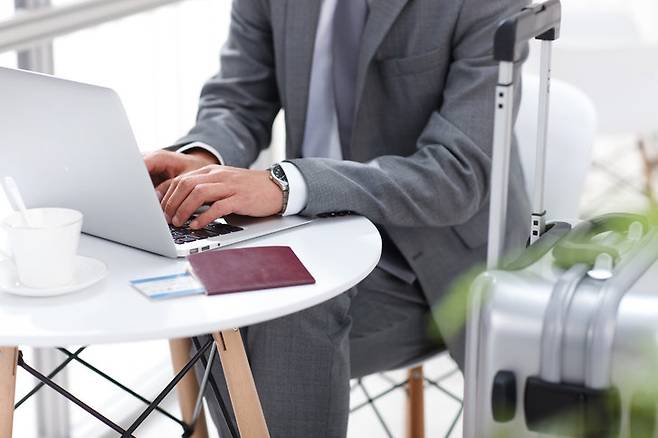 ‘챗GPT’를 활용해 항공권 구매 비용을 130만 원 정도 아꼈다는 인플루언서의 경험담이 주목받고 있다. (게티이미지)