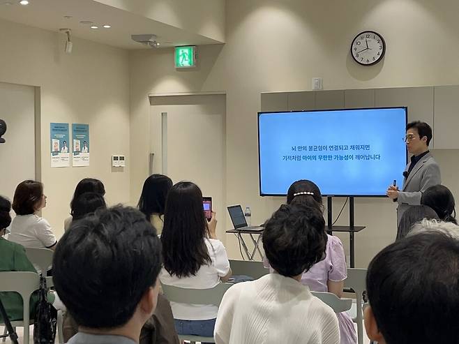 21년간 아이들의 두뇌 발달을 연구한 결과를 ‘결국 해내는 아이들의 비밀’이라는 책으로 펴낸 노충구 뇌움한의원 원장(뇌신경학 한의학 박사)은 학업 성취도를 좌우하는 공부 효율성의 원인, 즉 아이의 산만함과 집중력 부족은 단순한 성격적 결함이나 의지 부족 문제가 아니라 뇌 발달의 불균형에서 기인한다고 말한다. 라곰출판사 제공