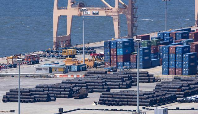 미국 정부의 상호 관세 발효 1주일을 맞은 지난 7일 경기 평택항 부두 야적장에 철강과 수출용 컨테이너들이 쌓여 있다. 평택=뉴시스