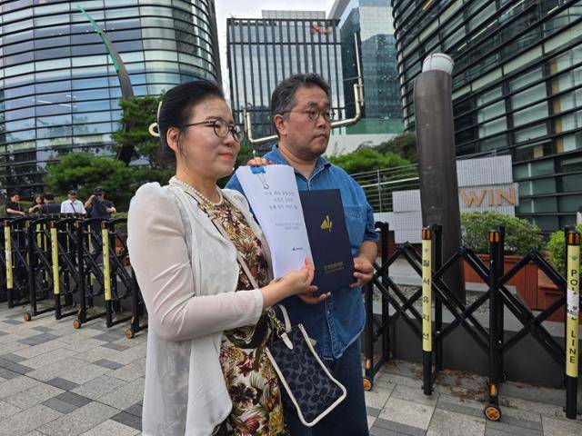 신일숙(왼쪽) 한국만화가협회장과 권혁주 한국웹툰작가협회장이 불법 웹툰 사이트 '뉴토끼' 운영자 송환을 촉구하는 공개서한과 만화인 서명 명단을 들어 보이고 있다. 한국만화가협회 제공