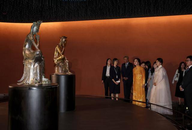 이재명 대통령 부인 김혜경(맨 앞줄 오른쪽 두 번째) 여사가 11일 서울 용산구 국립중앙박물관에서 한국을 국빈 방문한 또 럼 베트남 공산당 서기장 부인 응오 프엉 리(세 번째) 여사와 함께 삼국시대 국보 금동미륵보살 반가사유상을 관람하고 있다. 왕태석 선임기자