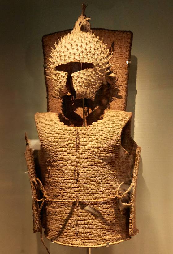 가시복 껍질로 만든 투구 ‘테 바란타우티’와 머리카락·식물섬유로 만든 갑옷 ‘테 타나’.