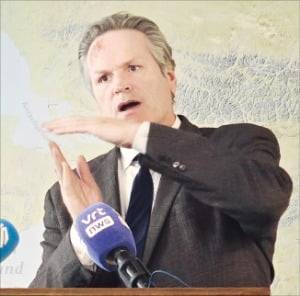 마이크 던리비 미국 알래스카 주지사가 지난달 29일 알래스카 프로젝트와 관련한 한국경제신문 질의에 답하고 있다. 이상은 특파원