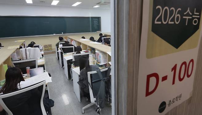 2026학년도 대학수학능력시험을 100일 앞둔 지난 5일 서울 마포구 종로학원에서 수험생들이 모의 시험문제를 풀고 있다. 연합뉴스