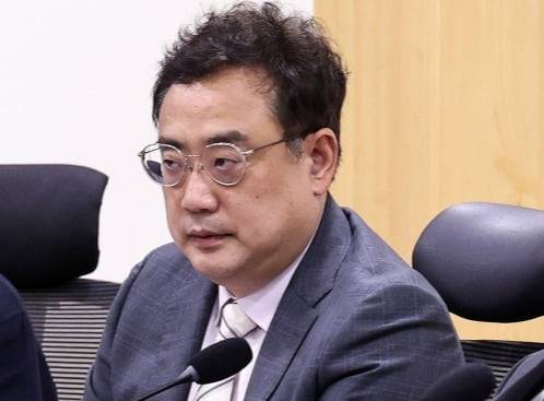 손혜원 전 더불어민주당 의원(왼쪽부터)과 변희재 미디어워치 대표, 최대집 전 대한의사협회장이 11일 오후 서울 여의도 국회의원회관에서 열린 소나무당 영입인재 발표 기자회견에서 나란히 앉아 있다. /사진=뉴스1