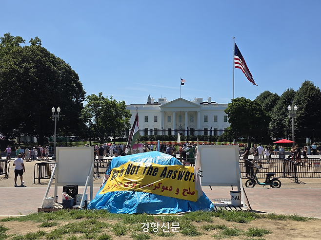 미국 워싱턴DC에 위치한 백악관 앞에 세워진 팔레스타인 지지 농성 텐트.
