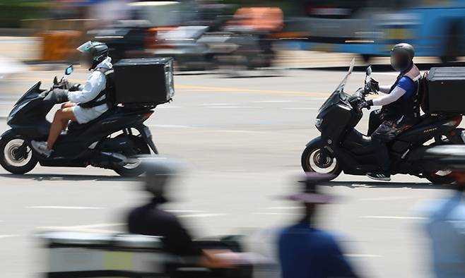 서울 강남역 사거리에서 배달라이더들이 교차로를 지나고 있다. 연합뉴스