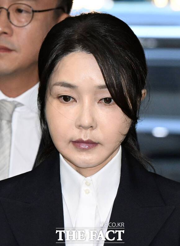 윤석열 전 대통령 부인 김건희 씨가 12일 서울 서초구 서울중앙지법에서 열린 구속 전 피의자 심문(영장실질심사)에 출석하고 있다. /사진공동취재단